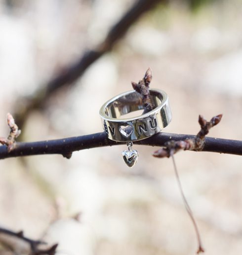 LEV NU-silverring med löst hjärta - levnuring2 silverring i träd med text och hjärtan