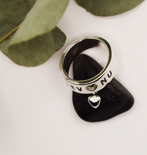 LEV NU-silverring med löst hjärta - levnuring5 silverring med löst hängande hjärta på svart sten med grön kvist bredvid