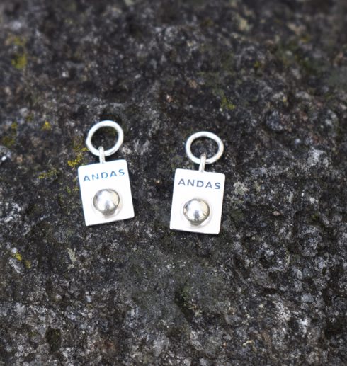 Silverhängen med texten ANDAS på sten utomhus