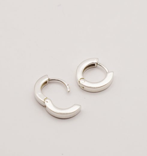 Lazy-earrings - lazybas silverörhängen på vit bakgrund