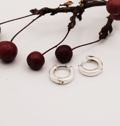 Lazy-earrings - lazybas2 silverörhängen på vit botten med trädgren och bär bredvid