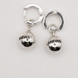 silverörhängen i form av bollar med texten ANDAS