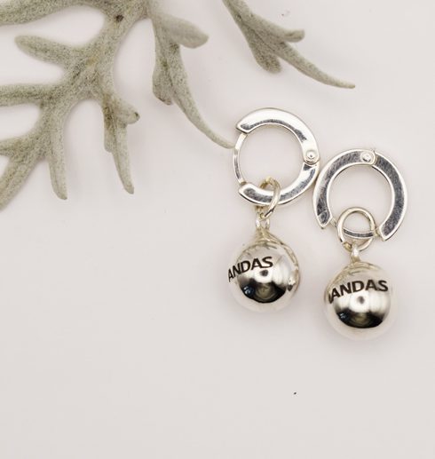 silverörhängen i form av bollar