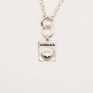 ilverhalsband med texten ANDAS på vit bakgrund