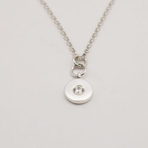 silverhalsband med gnistrande sten på vit bakgrund