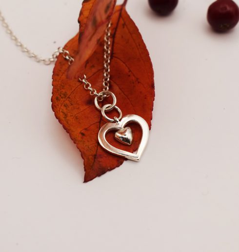 silverhjärta på orange blad