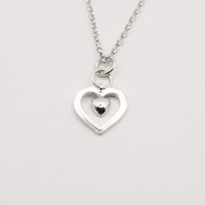 silverhjärta på vit bakgrund