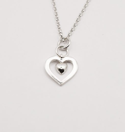 silverhjärta på vit bakgrund