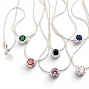 silverhalsband med olika färger på stenar