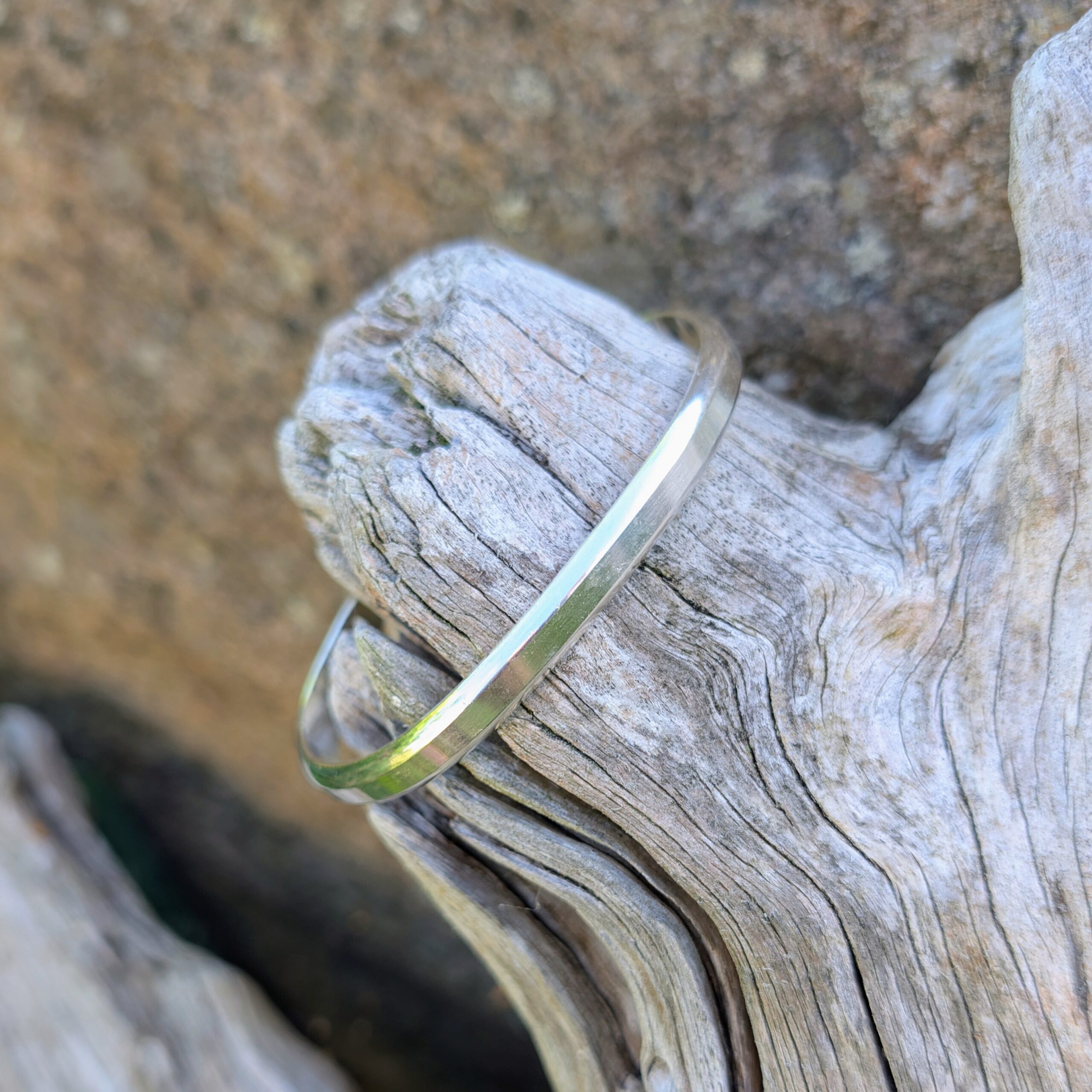 Stilrent silverarmband - PXL 20260821 1403221352 scaled stelt silverarmband på trädgren