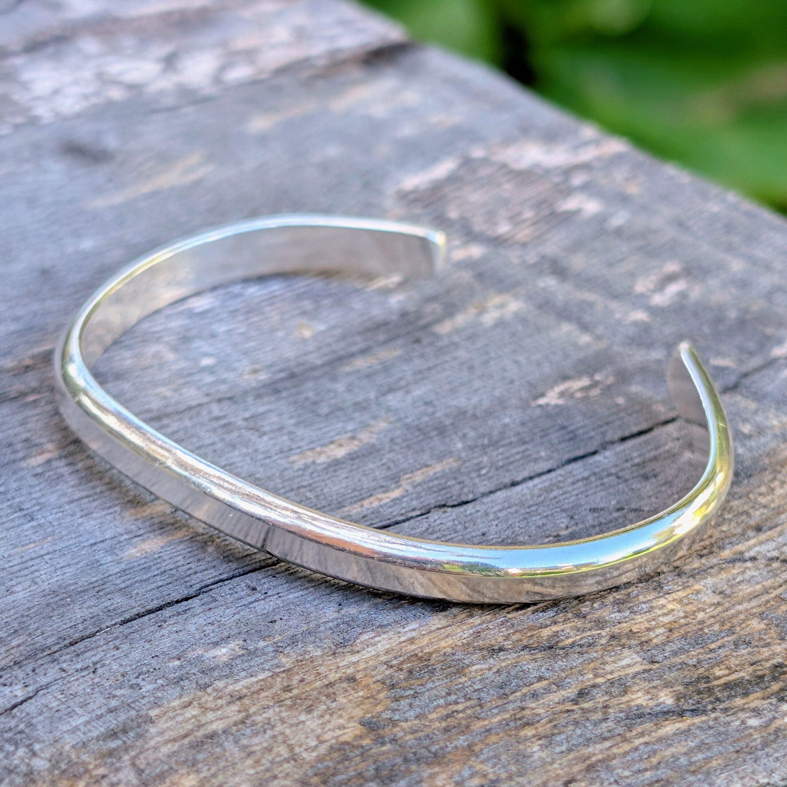 Stilrent silverarmband - PXL 20260821 1408070952 scaled stelt silverarmband på träbänk