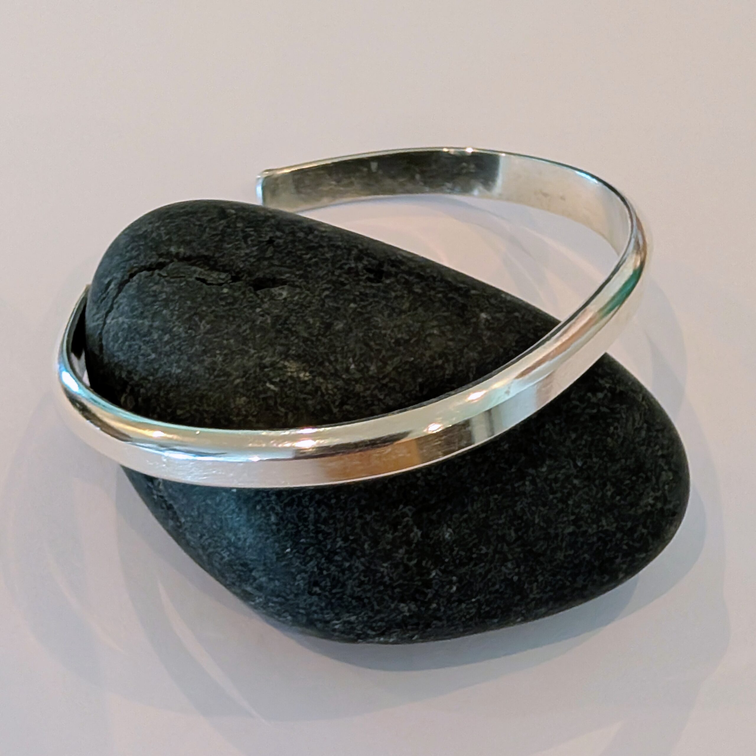 Stilrent silverarmband - PXL 20260821 1409388702 scaled stelt silverarmband på svart sten